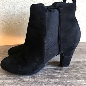 BCBGENERATION WOMEN'S BLACK SUEDE AKNLE BOOTIES SIZE 8M/38